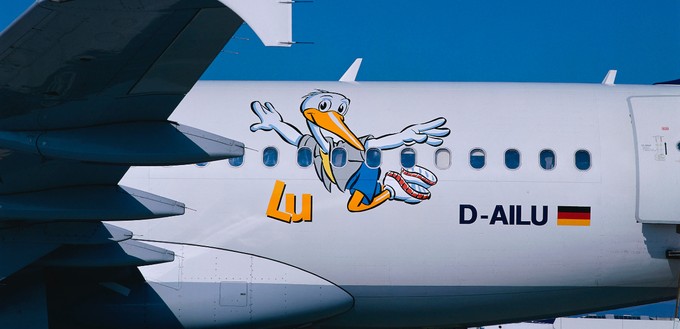 Bei diesem Airbus A319 mit der Kennung D-AILU von Lufthansa ist es wirklich offensichtlich: Das Maskottchen heißt Lu.