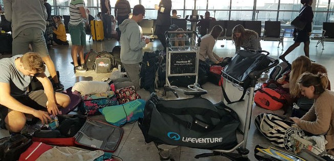 Passagiere in Heathrow: Sie mussten noch einmal umpacken.