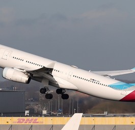 Brussels OO-SFJ bei start am Flughafen Brüssel: Der Airbus A330 trägt weiter die Bemalung von Eurowings.