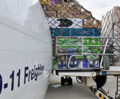 Beladung eines Lufthansa-Frachters: Bald arbeitet die Cargo-Division mit United zusammen.