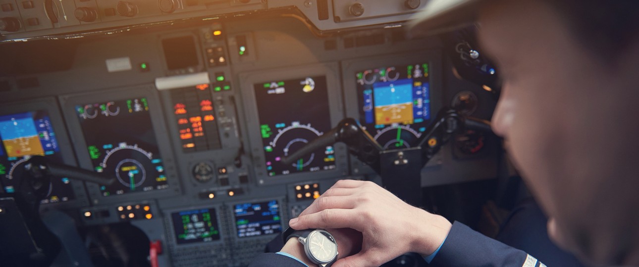 Blick auf die Uhr: Airlines wollen pünktlich sein.