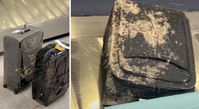 Bilder von Koffern aus dem Virgin-Flug nach New York: Die Gepäckstücke sehen so aus, als seien sie mit menschlichen Ausscheidungen überzogen.
