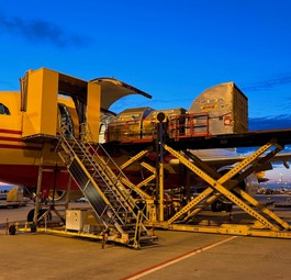 Die Beladung des Airbus A300 von EAT: Nqachts ist viel los in Leipzig.