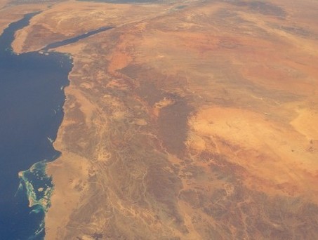Blick aus dem All auf Saudi-Arabien: Einige Airline von Lufthansa Group fliegen weiter über das Land.
