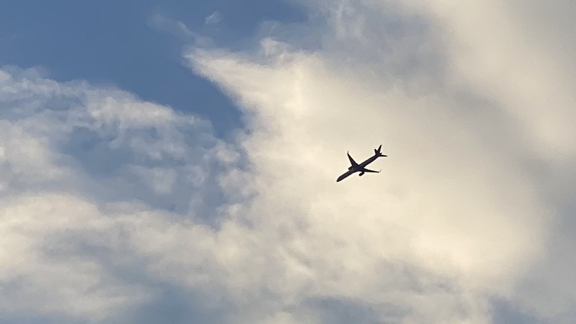 Die D-ABOK, am Abend des 26. August auf dem Weg von Brindisi nach Düsseldorf, hier zu sehen über dem Ruhrgebiet.