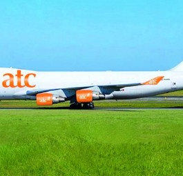 Boeing 747-400 F in den Farben von Aerotranscargo NL: Niederländische Nationalfarben.