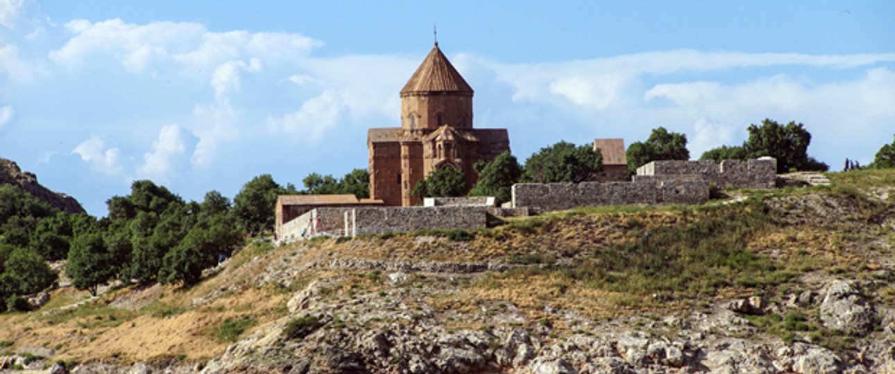 Bekanntes Touristenziel: Die armenische Kirche zum Heiligen Kreuz liegt auf der Insel Akdamar im Vansee.