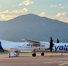 De Havilland Canada Dash 8 von Sky Alps in Bozen: Neue Ziele im Visier.