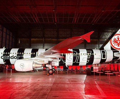 Airbus A320 von Condor: Der Airbus A320 trägt neu die Kennung D-ASGE und kommt ganz im Look von Eintracht Frankfurt daher.
