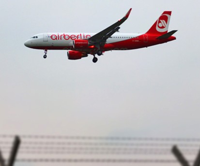 Flugzeug von Air Berlin: Offenbar ist der Geschäftsbetrieb in Gefahr.