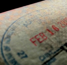 Einwanderungsstempel: Reisen in die USA werden teurer.