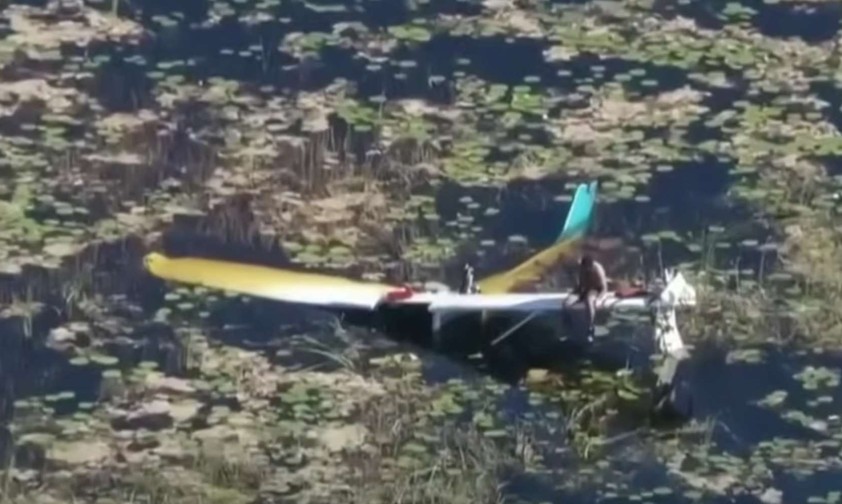 Eine Cessna 172 abgestürzt in den Everglades: Der Pilot rettete sich auf die Tragfläche.