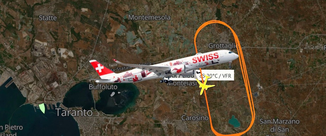 Schleifen bei Taranto: Der Airbus A350 von Swiss übt Starts und Landungen.
