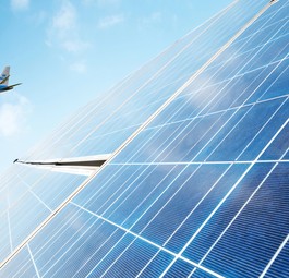 KLM-Jet und Solarmodule (Symbolbild): Probleme am Airport Schiphol.