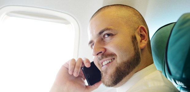 Geschäftsmann im Flieger: Er freut sich über die Freigabe.