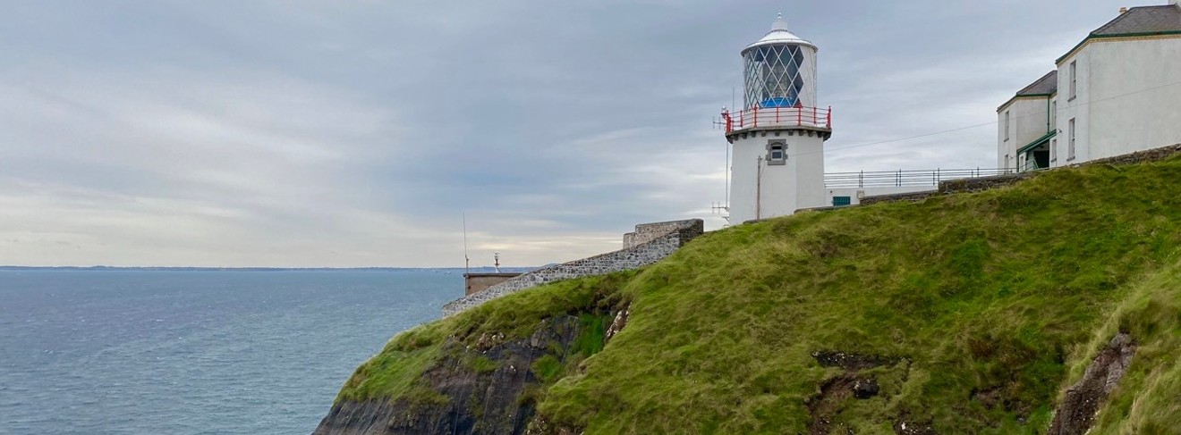 Erhabene Lage des Blackhead Lighthouse nordöstlich von Belfast, Nordirland