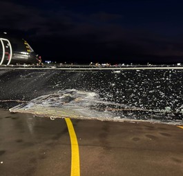 Embraer ERJ-135 von Travelcoup: Das Flugzeug ist mit einem Bodenfahrzeug kollidiert.