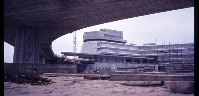 1974 wird die Anlage in Betrieb genommen. Wegen des besonderen Status von West-Berlin darf Tegel damals nur von Fluggesellschaften aus den Ländern der drei westlichen Besatzungsmächte angeflogen werden.