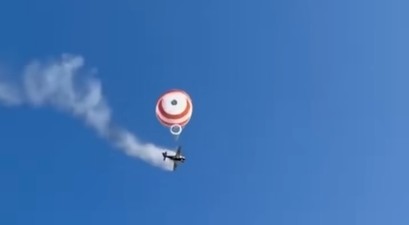 Cirrus SR22 fängt im Flug Feuer: Der Pilot wurde durch den integrierten Fallschirm gerettet.