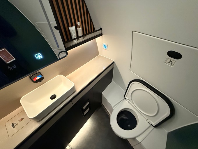 Die Toilette der First Class ...