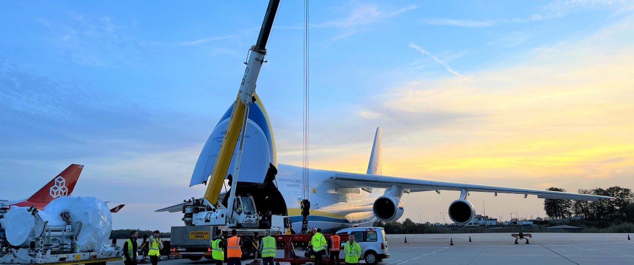 Die Antonov An-124 bei der Beladung in Luxemburg: Der Jet ...