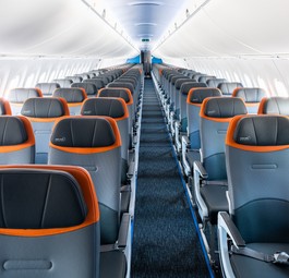 Die Kabine von Jetblues Airbus A220-300: Die Sitze mit orangenem Kopfteil...