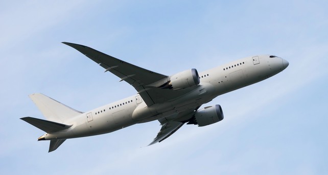 Boeing 787-8 im Flug: Der Dreamliner könnte bald zu Frachtflugzeugen umgerüstet werden.