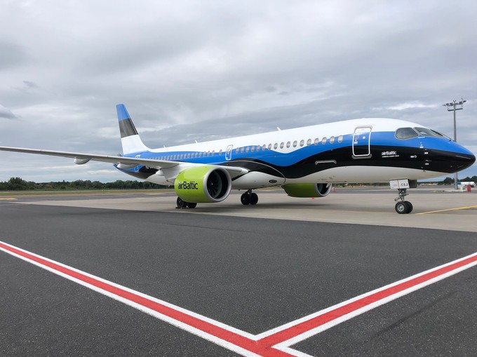 ... auf einem Airbus A220 von Air Baltic. Sie stehen offiziell für Zukunft, Treue und Vergangenheit.