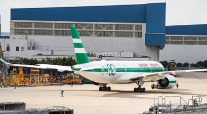 Airbus A350-900 von Cathay Pacific: Das Flugzeug trägt den Jubiläums-Look zum 80. Geburtstag.