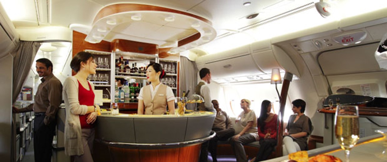 Das Auge isst mit, heißt es so schön. Bei Emirates wird das hochwertige Essen auf nicht weniger hochwertigem Porzellan serviert. Auf den Teller kommt alles von iranischem Kaviar bis mit Wildhonig glasierte Entenbrust.