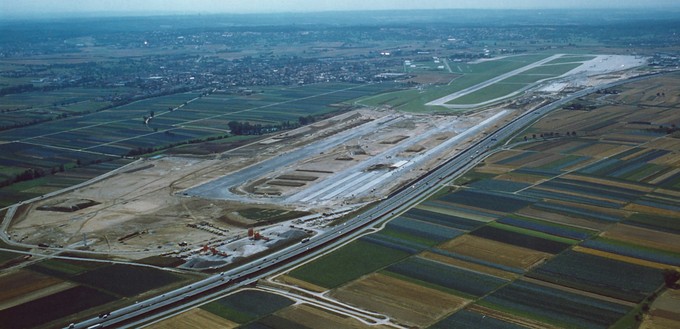 1996 zählte STR – so der Iata-Code des Flughafens – 6,3 Millionen Passagiere. Die neue, auf 3345 Meter verlängerte Start- und Landebahn wird in Betrieb genommen – damit ist der Flughafen Stuttgart auch fit für größere und schwerere Maschinen.