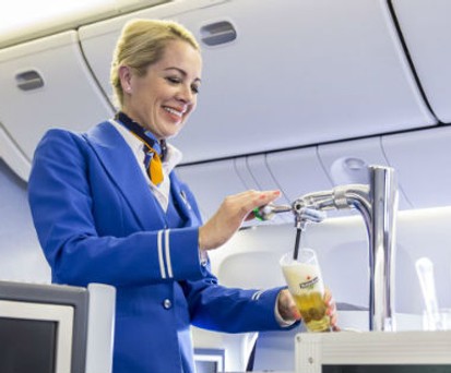 Biertrolley von KLM: Ob das Bier schmeckt wie in der Bar?