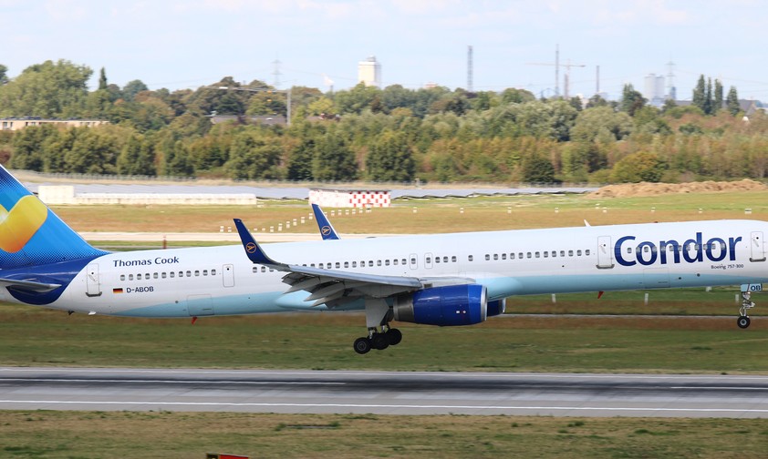D-ABOB: Die Boeing 757 von Condor musste plötzlich bremsen.