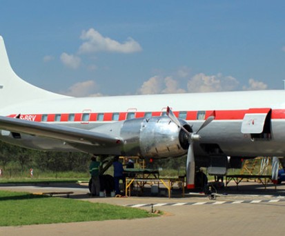 Die Convair CV-340 ZS-BRV im neuen Kleid.