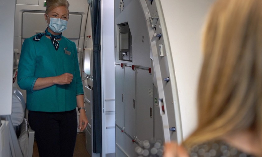 Flugbegleiterin von Aer Lingus: Startet die Airline bald Langstreckenflüge ab dem Nachbarland?