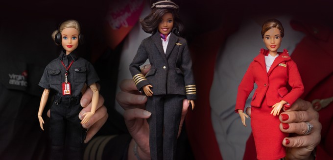 Es gibt jedoch auch eine Barbie im Erscheinungsbild einer Flugbegleiterin.