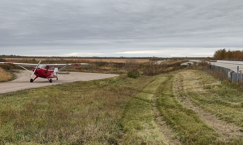 Darrin Smedsmos Stinson 108 nach der Landung: Das Flugzeug wurde beschlagnahmt.
