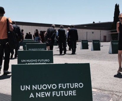 Alitalia will sich transformieren und in eine «neue Zukunft» aufbrechen. Außen wird das durch die veränderte Bemalung gezeigt, innen durch eine neue Kabine.