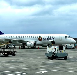 Embraer E190 von Airlink am Flughafen St. Helena: Auf einem Flug saß auch eine infizierte Frau. 