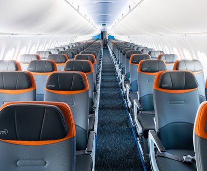 Die Kabine von Jetblues Airbus A220-300: Die Sitze mit orangenem Kopfteil...