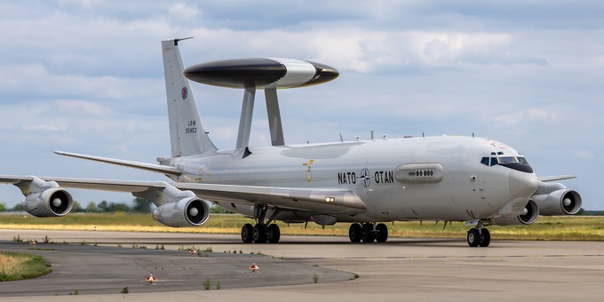 AWACS: Die NATO stellt eine vierstahlige E-3A Sentry aus.