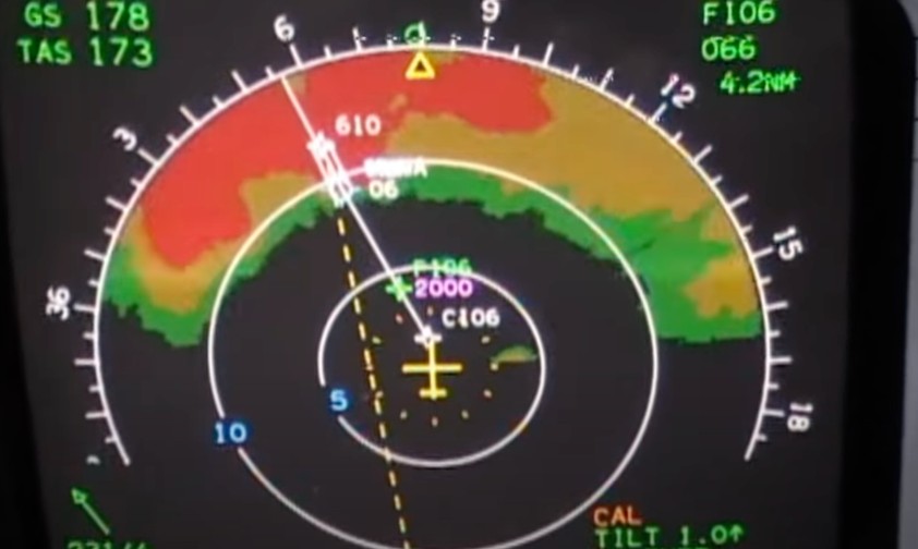 Dieses Flugzeug fliegt direkt in ein Gewitter