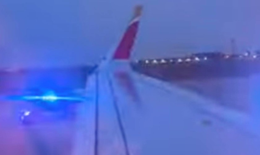 Mann öffnet Notausgang und stürzt sich aus Airbus A320 Neo