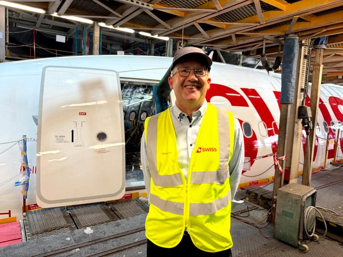 «Die Maschine ist nahezu leer», sagt Gunnar Ciernioch, Projektleiter Tech Ops bei Swiss. Für den Umbau wurde der mehr als 17 Jahre alte Airbus A330 bis weit hinter die sichtbare Kabinenausstattung zurückgebaut.