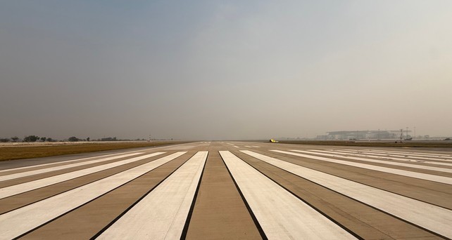 Blick auf die Piste 10/28 des Flughafens Noida.