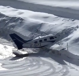 Flugzeug bleibt an Kultflugplatz im Schnee stecken