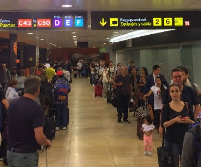 Schlange vor der Grenzkontrolle in Madrid.