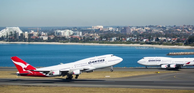 Die australische Fluglinie betrieb in ihrer Geschichte insgesamt 65 Jumbo-Jets. Aktuell befinden sich noch sechs 747-400 in der Flotte, die jetzt stillgelegt werden.