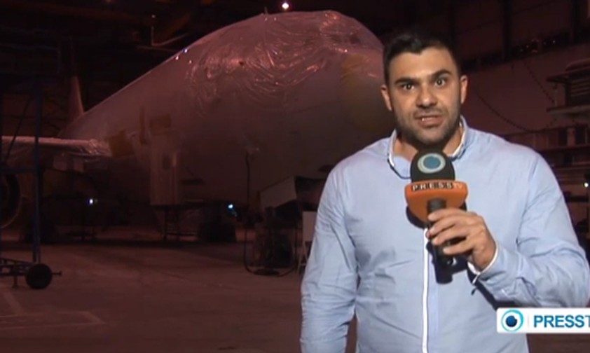 So präsentierte der Iran 2013 die Pläne für ein Flugzeug mit 150 Plätzen: Im dunkeln Hangar stand ein verpacktes Flugzeugmodell.