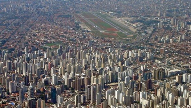 Als wäre der Flughafen mitten in der Stadt: Der Congonhas Airport in Sao Paulo wurde auf einem künstlichen Hügel errichtet, um vor Überschwemmungen gefeit zu sein. Inzwischen ist die Großstadt ziemlich nah an ihn herangewachsen.